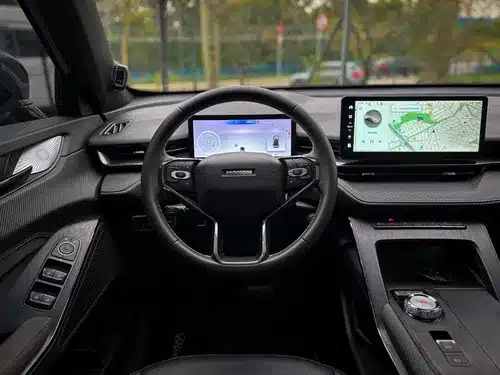 Interior do GWM Haval H6 PHEV Premium com painel digital e tecnologia avançada